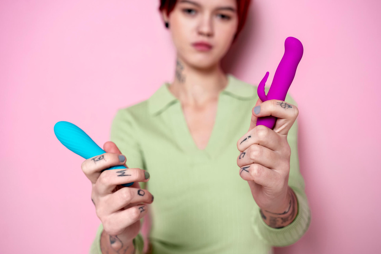 Dildo czy wibrator? Kluczowe różnice i zastosowanie