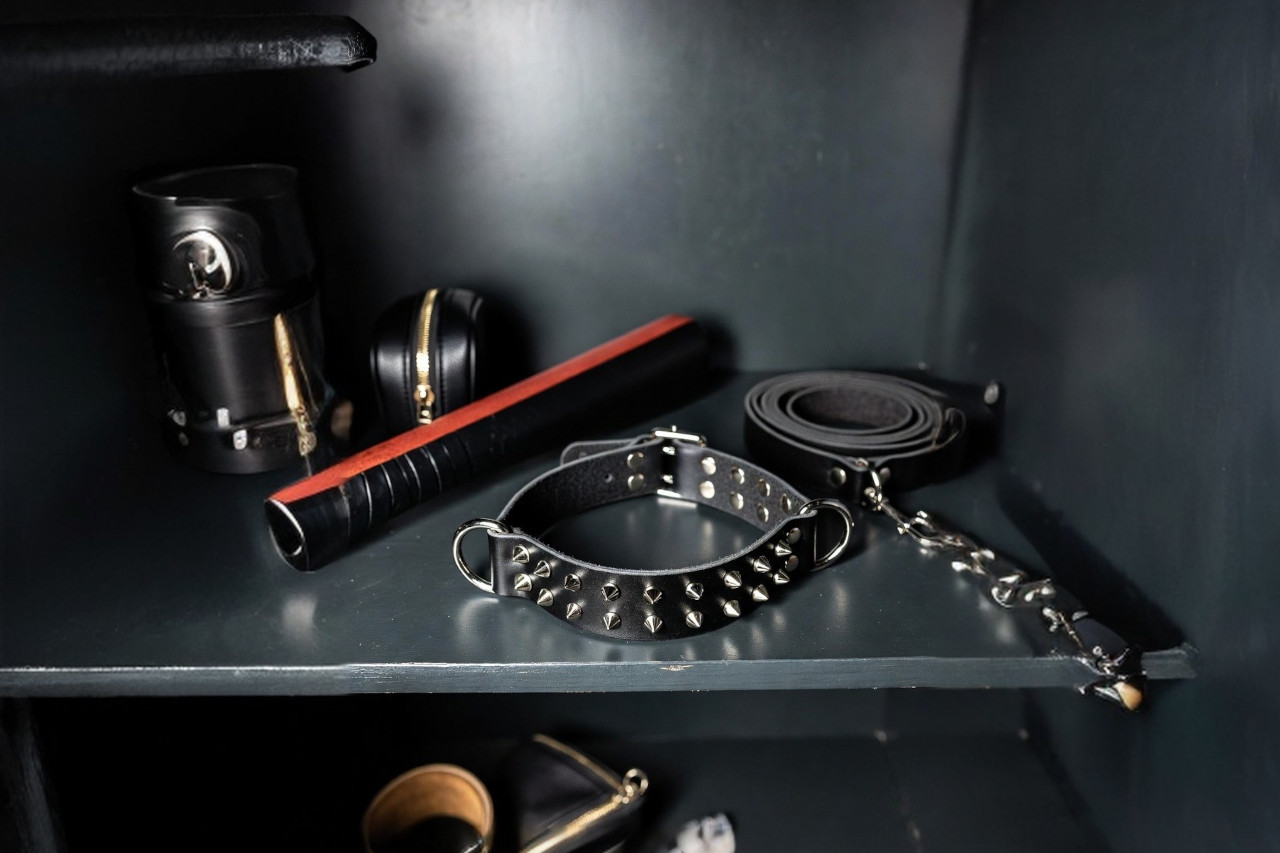 Collars i symbolika obroży w relacjach BDSM